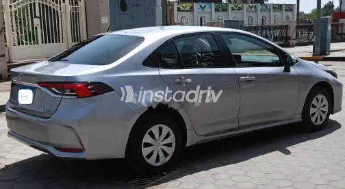 تويوتا كورولا 2022 أبيض مستعملة للبيع - 3