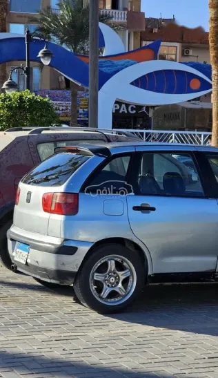 سيات ابيزا 2002 فضي مستعملة للبيع