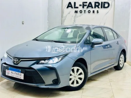 تويوتا كورولا 2016 فضي مستعملة للبيع - 1