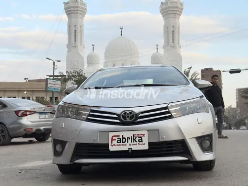 تويوتا كورولا 2016 فضي مستعملة للبيع - 3