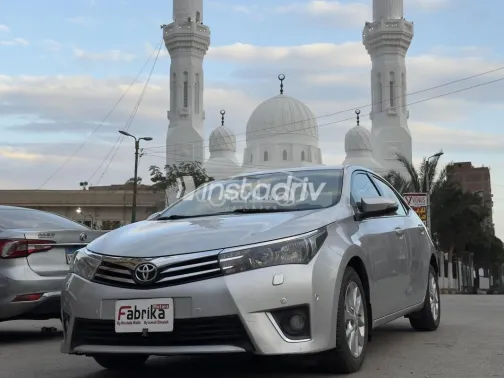 تويوتا كورولا 2016 فضي مستعملة للبيع - 4