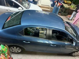 بوجاتى سينتوديشي 2015 بترولي مستعملة للبيع