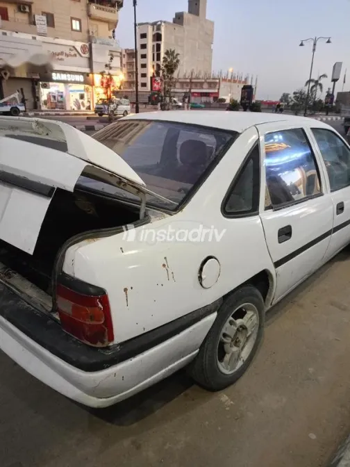 اوبل فيكترا 1994 أبيض مستعملة للبيع - 5