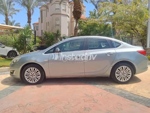 اوبل أسترا 2014 فضي مستعملة للبيع - 1