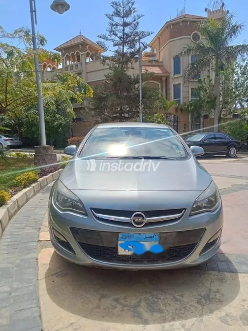 اوبل أسترا 2014 فضي مستعملة للبيع - 3