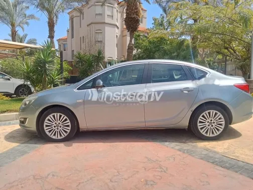 اوبل أسترا 2014 فضي مستعملة للبيع - 4