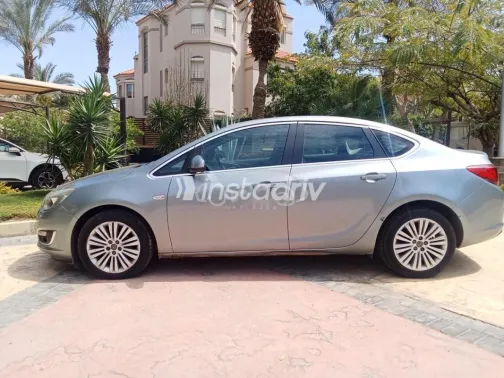 اوبل أسترا 2014 فضي مستعملة للبيع - 6