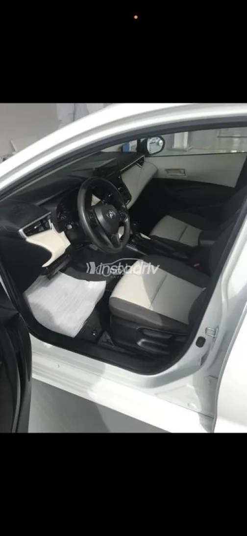 تويوتا كورولا 2020 أبيض مستعملة للبيع - 2