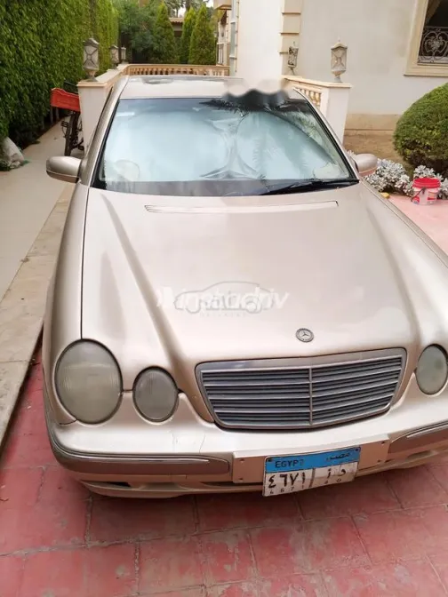Mercedes E 240 2000 Gold Used for Sale - 1