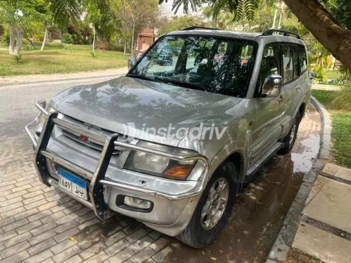 ميتسوبيشي باجيرو 2002 أبيض مستعملة للبيع - 1