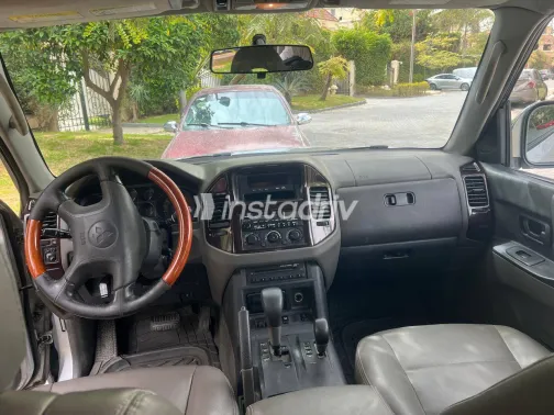 ميتسوبيشي باجيرو 2002 أبيض مستعملة للبيع - 2