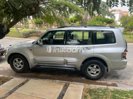 ميتسوبيشي باجيرو 2002 أبيض مستعملة للبيع - 5