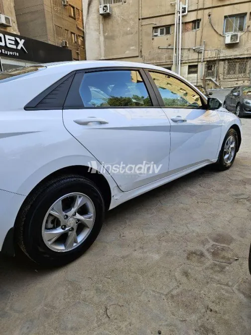 هيونداي إلنترا 2022 أبيض مستعملة للبيع - 4