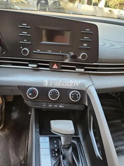 هيونداي إلنترا 2022 أبيض مستعملة للبيع - 9