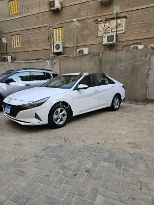 هيونداي إلنترا 2022 أبيض مستعملة للبيع