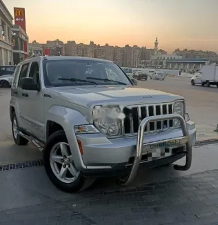 جيب شيروكي 2009 فضي مستعملة للبيع