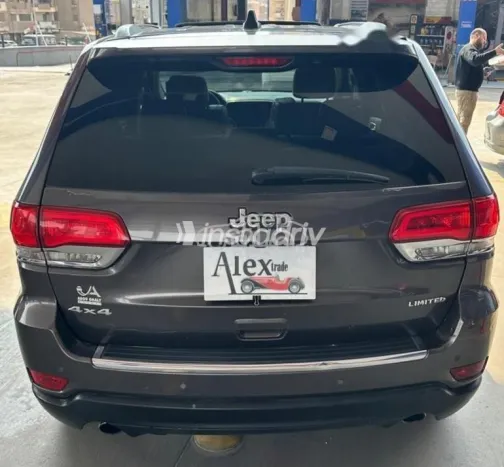 جيب جراند شيروكي 2018 رمادي مستعملة للبيع - 1