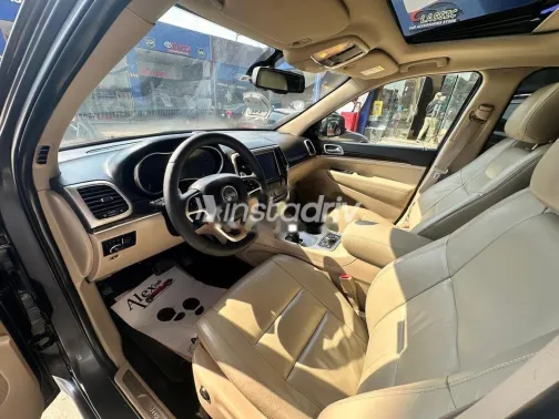 جيب جراند شيروكي 2018 رمادي مستعملة للبيع - 2