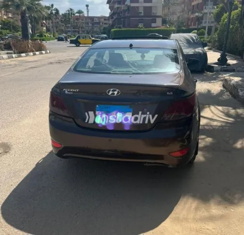 هيونداي اكسنت RB 2017 بني مستعملة للبيع - 4