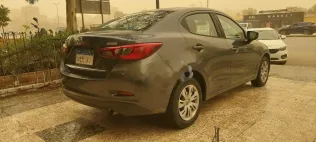 مازدا 2 2017 رمادي مستعملة للبيع