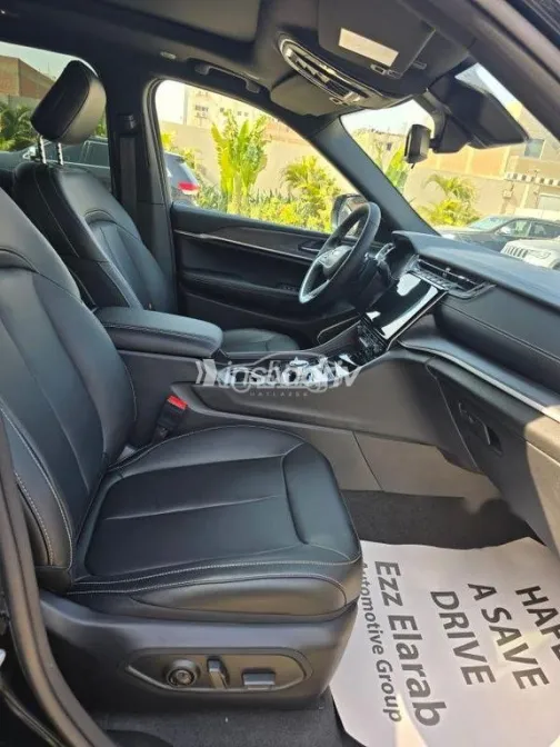 Jeep Grand Cherokee 2024 Black Used for Sale - 8