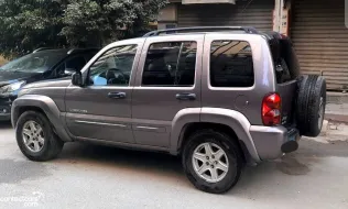 جيب ليبيرتى 2003 أبيض مستعملة للبيع