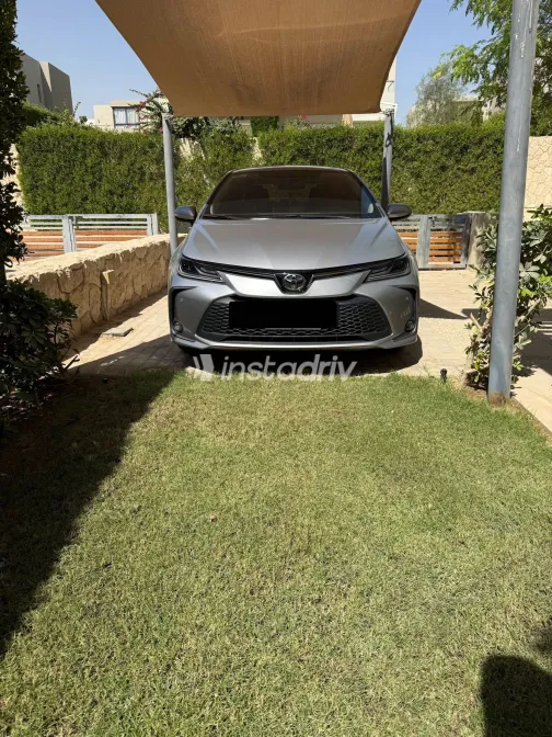 تويوتا كورولا 2025 أبيض مستعملة للبيع - 1