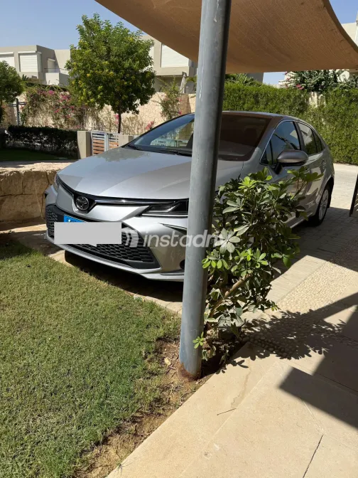 تويوتا كورولا 2025 أبيض مستعملة للبيع - 3