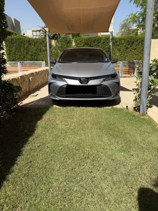 تويوتا كورولا 2025 أبيض مستعملة للبيع