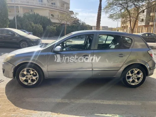 اوبل أسترا 2007 فضي مستعملة للبيع - 4