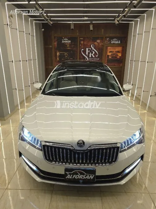 سكودا سوبيرب 2022 فضي مستعملة للبيع - 3