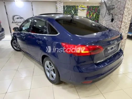 فورد فوكس 2017 أزرق غامق مستعملة للبيع - 4