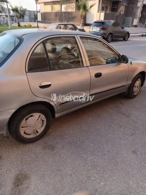 هيونداي اكسنت 2001 فضي مستعملة للبيع - 1