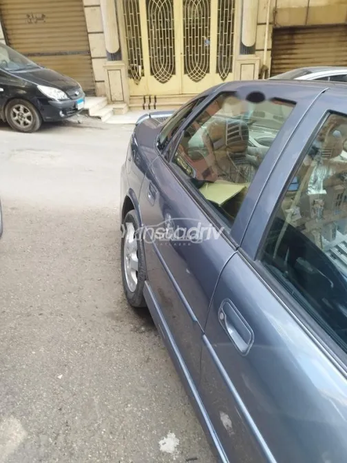 اوبل فيكترا 2001 أبيض مستعملة للبيع - 7