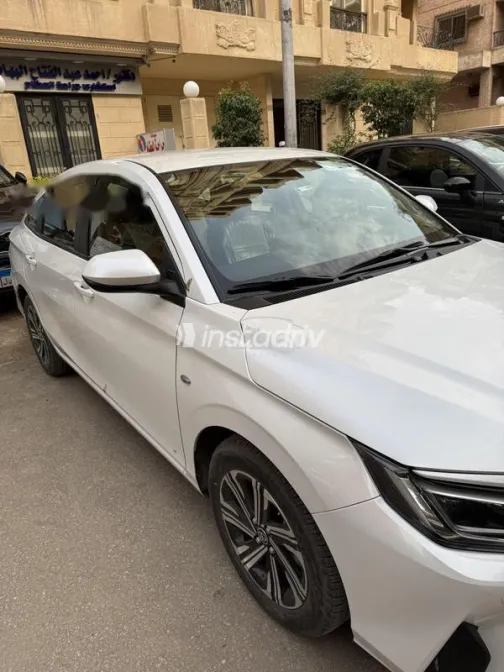 Toyota Yaris 2024 White Used for Sale - 5