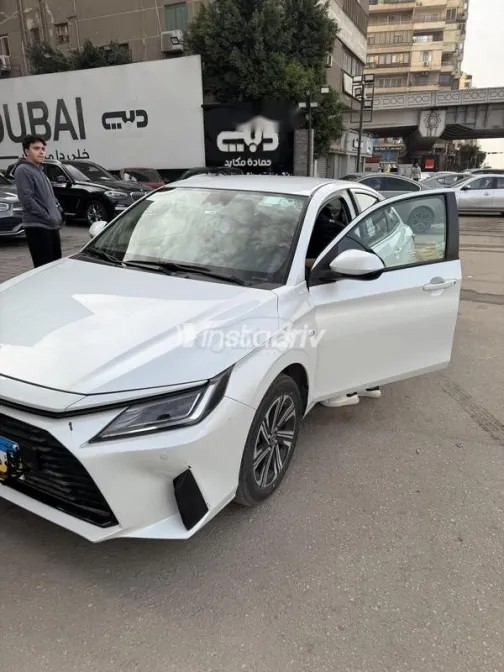 Toyota Yaris 2024 White Used for Sale - 8