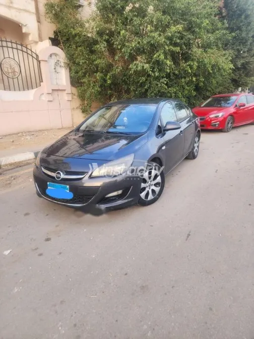 اوبل أسترا 2013 رمادي غامق مستعملة للبيع - 2