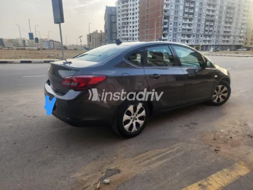 اوبل أسترا 2013 رمادي غامق مستعملة للبيع - 3