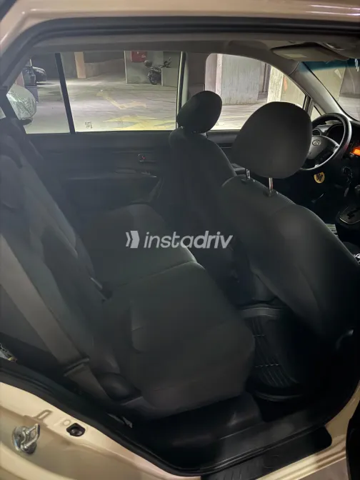 كيا كارينز 2012 أبيض مستعملة للبيع - 9