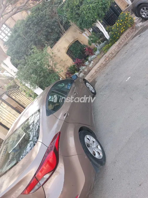 هيونداي إلنترا 2015 أبيض مستعملة للبيع - 3