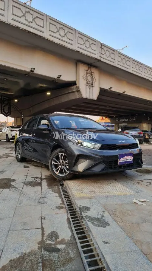 كيا سيراتو 2015 فضي مستعملة للبيع - 8