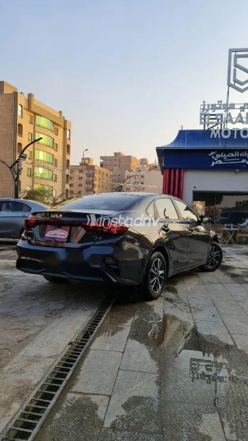 كيا سيراتو 2015 فضي مستعملة للبيع - 9