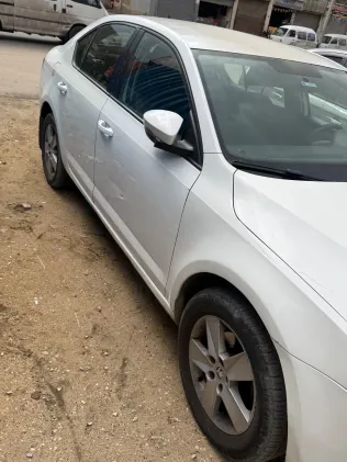 سكودا اوكتافيا A7 2014 أبيض مستعملة للبيع