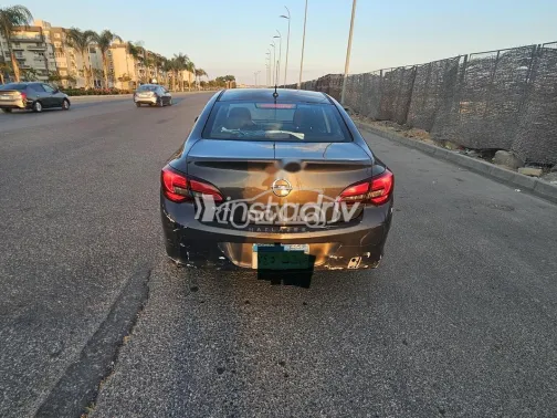 اوبل أسترا 2016 فضي مستعملة للبيع - 2