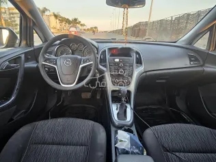 اوبل أسترا 2016 فضي مستعملة للبيع