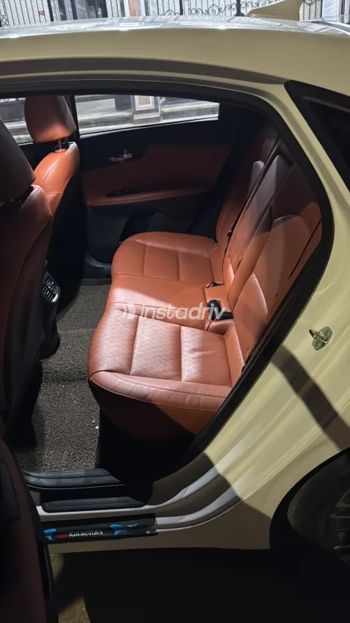 كيا K3 2023 أبيض مستعملة للبيع - 1