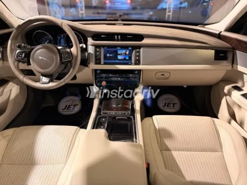 جاكوار XF 2017 أسود مستعملة للبيع - 8