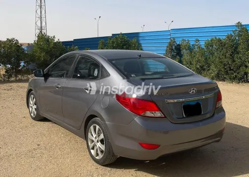 هيونداي اكسنت RB 2017 رمادي غامق مستعملة للبيع - 3