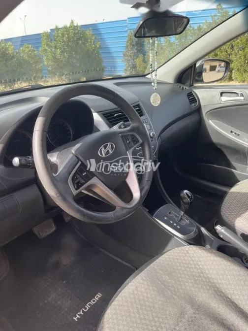 هيونداي اكسنت RB 2017 رمادي غامق مستعملة للبيع - 4
