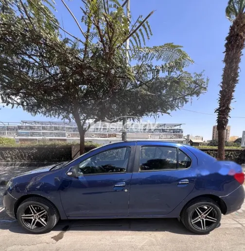 رينو لوجان 2017 أزرق غامق مستعملة للبيع - 2